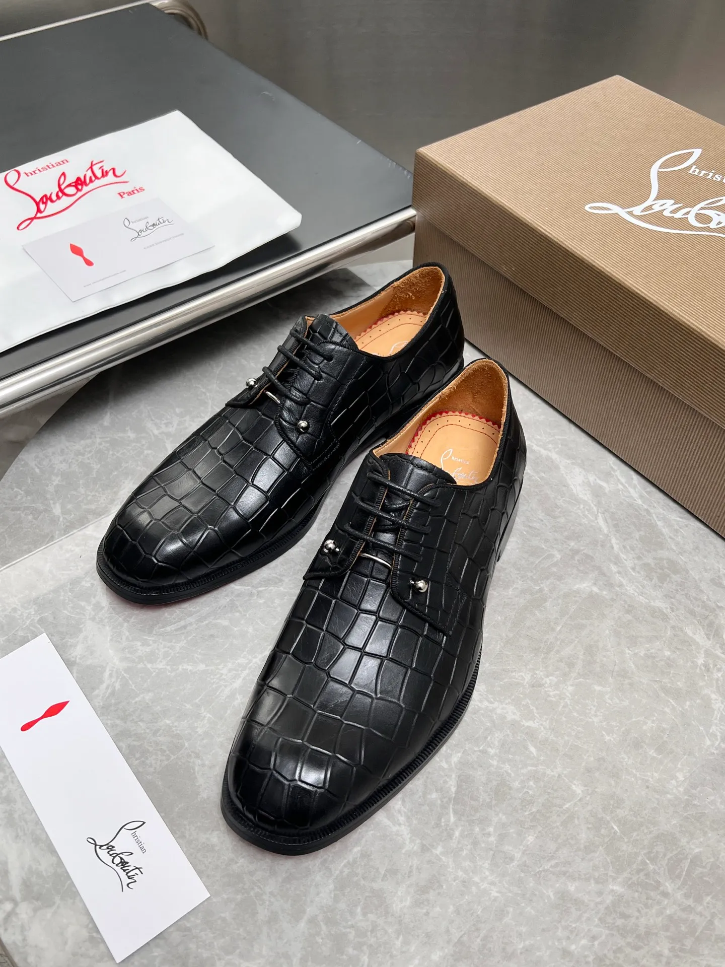 [CL red sole] Top P: 900💰 Number of yards: 39~44 (38.4546. Customized, non-refundable) CL new men's formal shoes Loaf leather shoes Christia* Loubouti* red sole shoes The red sole is luxurious and elegant, reshaping the style boundary of casual formal wear. It is extremely innovative in material selection, and creates a rich visual and tactile experience through the collision of different materials! Made of top-grade calfskin/glossy patent leather/spliced ​​technical fabric in contrasting colors. The upper is stitched by hand with fine and even stitching. It is based on the square-toe loafer shoe shape, with neat and elegant lines, which fits the toughness of men's wear. The upper is embellished with metal rivets, injecting individual details into classic loafers, breaking the mediocrity of casual shoes, and giving a concrete expression of "low-key luxury". From the original color/red cowhide lining inside the shoe to the instantly recognizable red sole, the "red sole" is not only the brand's visual identity, but also a "luxury codeword" when walking. The red sole exposed inadvertently conveys taste and identity instantly. From the innovative splicing of materials, to the personalized fusion of design, to the ingenious inheritance of craftsmanship, the Christian Louboutin men's loafer series is not only a pair of casual shoes, but also a "yuppie style" dressing weapon for men. Whether it is a casual business meeting or a casual look for daily travel, it can help you become a unique and stylish man in every occasion with its "red Loaf" attitude.